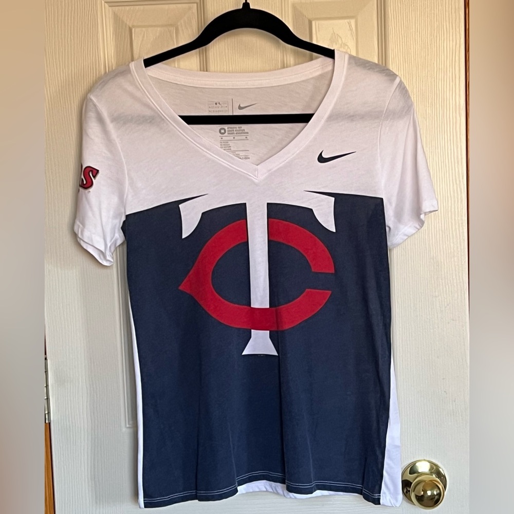 The Nike Tee Women’s MN Twins V-Neck Shirt Sz M VGUC Genuine MLB Merchandise